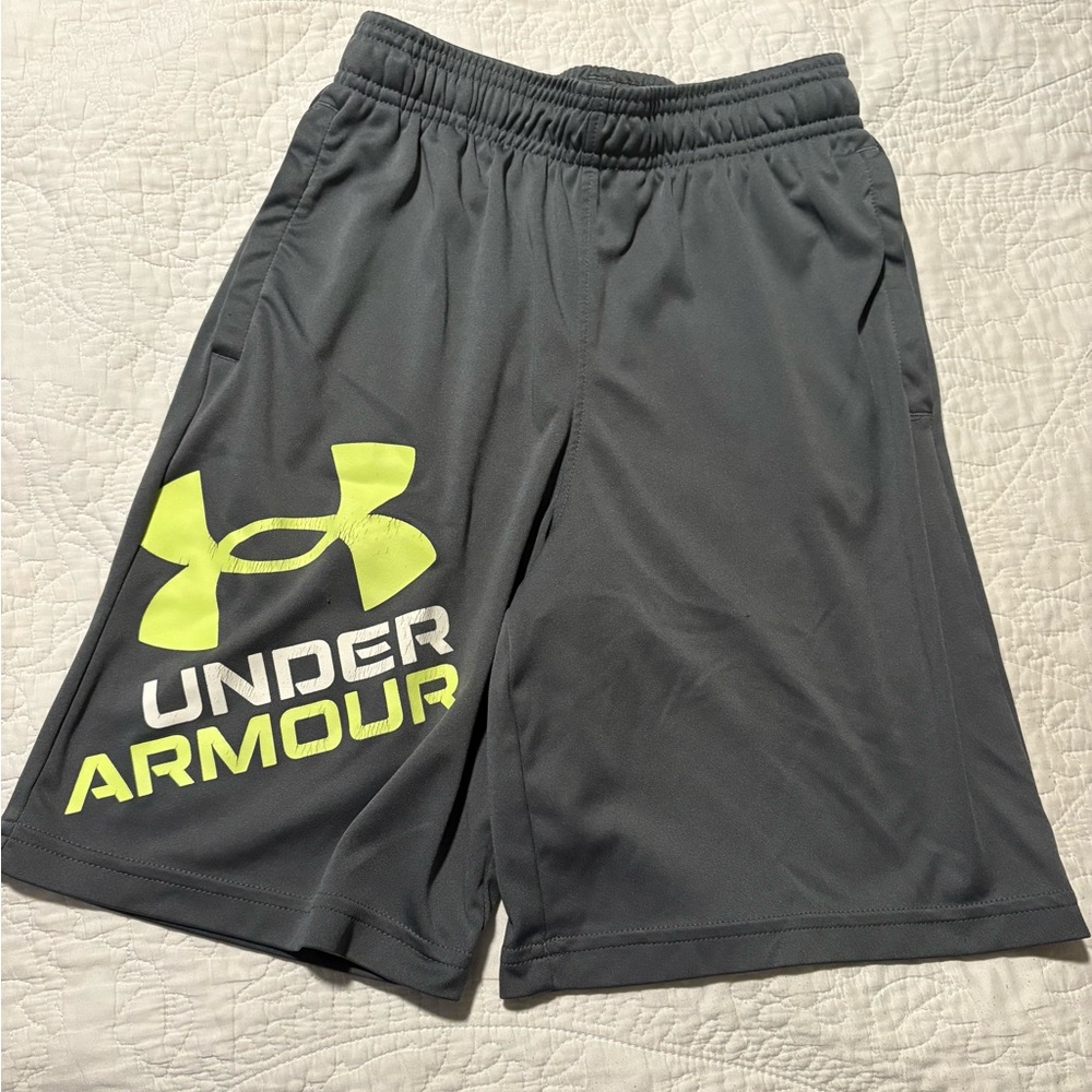 Boys Under Armour Gray shorts size Medium youth